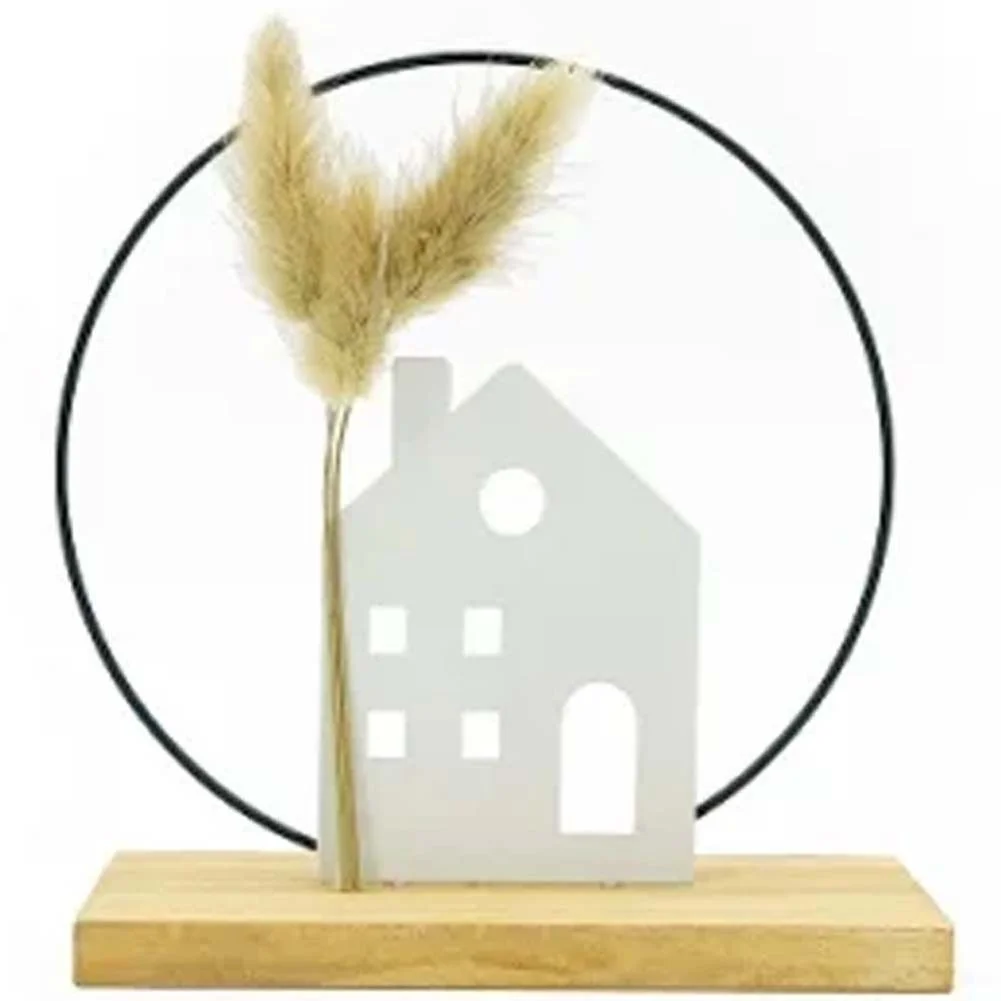 Dekoaufsteller „Haus im Metallring“ – Holzsockel, Trockengräser, Weiß/Schwarz